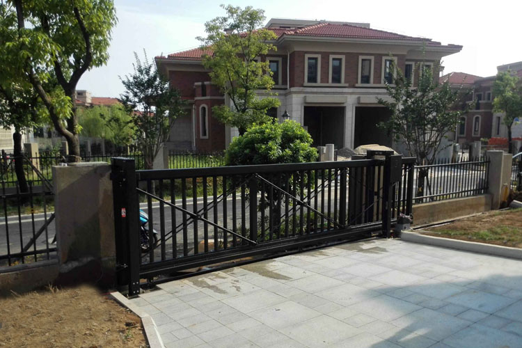 馬鞍山私人別墅無(wú)軌懸浮門工程案例 - 中出網(wǎng)-智能出入口與停車充電門戶