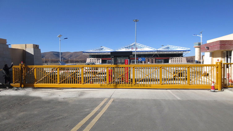 四川阿壩州紅原機(jī)場(chǎng)智能無軌懸浮門工程案例 - 中出網(wǎng)-智能出入口與停車充電門戶