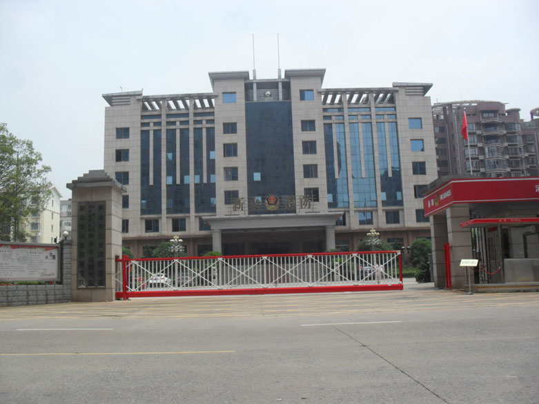 新余消防13.5米無(wú)軌懸浮門(mén)工程案例 - 中出網(wǎng)-智能出入口與停車(chē)充電門(mén)戶(hù)