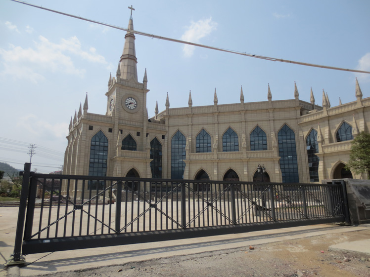 浦江教堂智能無軌懸浮門工程案例 - 中出網(wǎng)-智能出入口與停車充電門戶