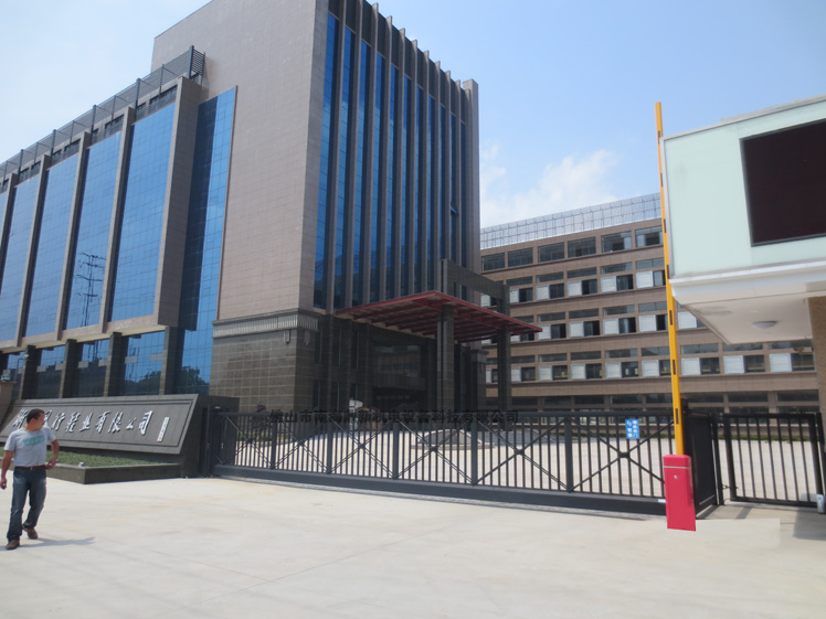 浙江風(fēng)行鞋業(yè)有限公司智能無軌懸浮門工程案例 - 中出網(wǎng)-智能出入口與停車充電門戶