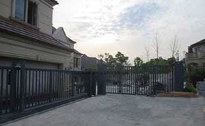 溧陽(yáng)香格里拉智能無(wú)軌懸浮門(mén)工程案例 - 中出網(wǎng)-智能出入口與停車(chē)充電門(mén)戶(hù)