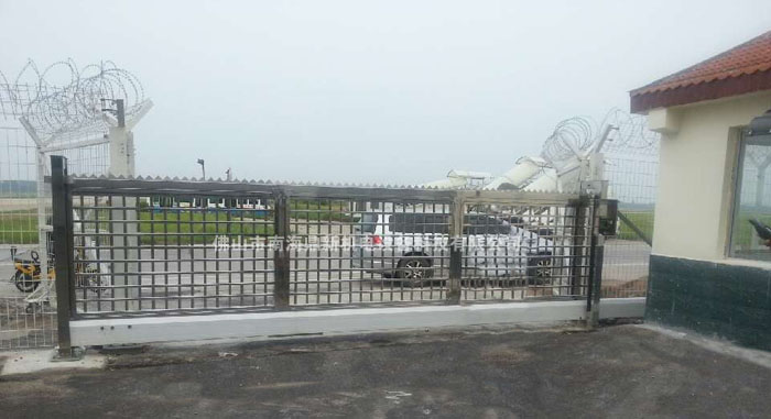 濟南飛機場智能無軌懸浮門工程案例 - 中出網-智能出入口與停車充電門戶