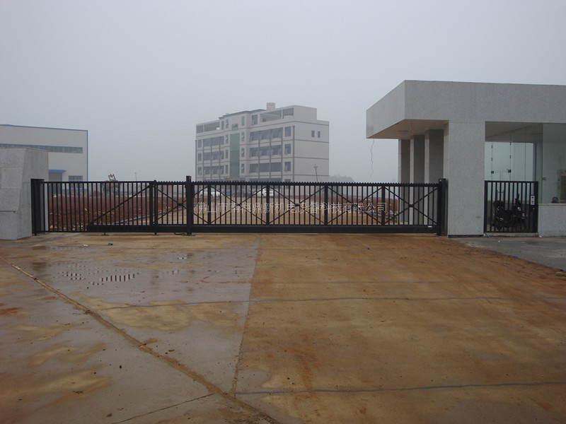 湖南省怡昌機(jī)電工貿(mào)有限公司智能無(wú)軌懸浮門(mén)工程案例 - 中出網(wǎng)-智能出入口與停車(chē)充電門(mén)戶(hù)