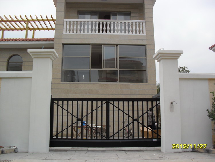 湖北荊州長久天地別墅智能無軌懸浮門工程案例 - 中出網(wǎng)-智能出入口與停車充電門戶