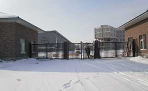 長春新華通制藥設備有限公司智能無軌懸浮門工程案例 - 中出網-智能出入口與停車充電門戶