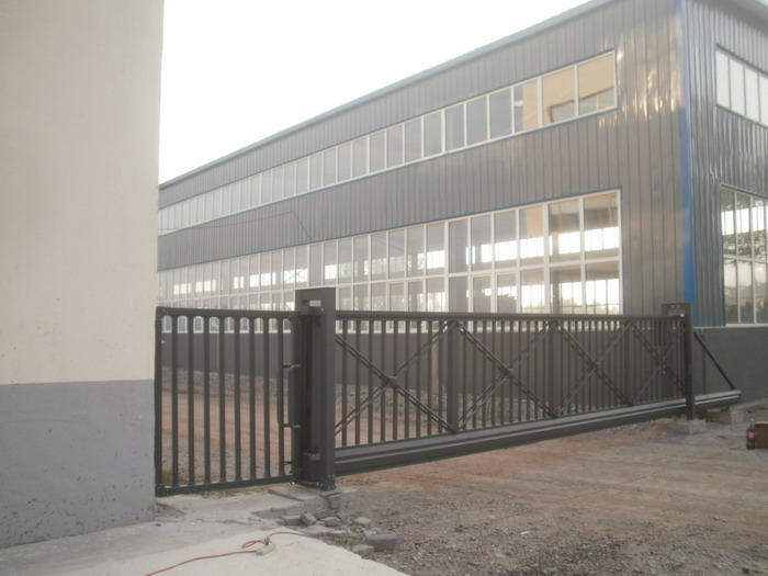 吉林市磚廠智能無軌懸浮門工程案例 - 中出網(wǎng)-智能出入口與停車充電門戶