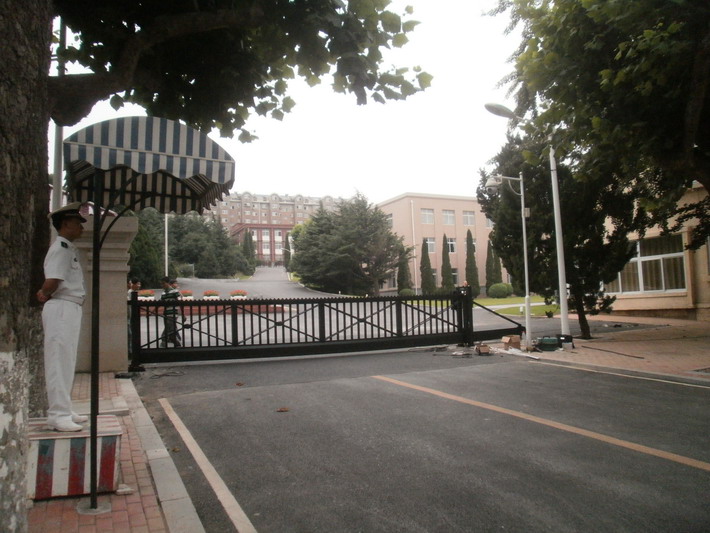 大連海軍大連艦艇學(xué)院2號(hào)門智能無軌懸浮門工程案例 - 中出網(wǎng)-智能出入口與停車充電門戶