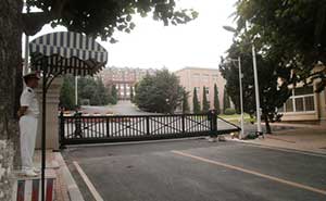 大連海軍大連艦艇學(xué)院2號(hào)門智能無軌懸浮門工程案例 - 中出網(wǎng)-智能出入口與停車充電門戶