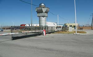 中國(guó)兵器工業(yè)集團(tuán)遼寧華錦化工（集團(tuán)）有限責(zé)任公司智能無軌懸浮門工程案例 - 中出網(wǎng)-智能出入口與停車充電門戶