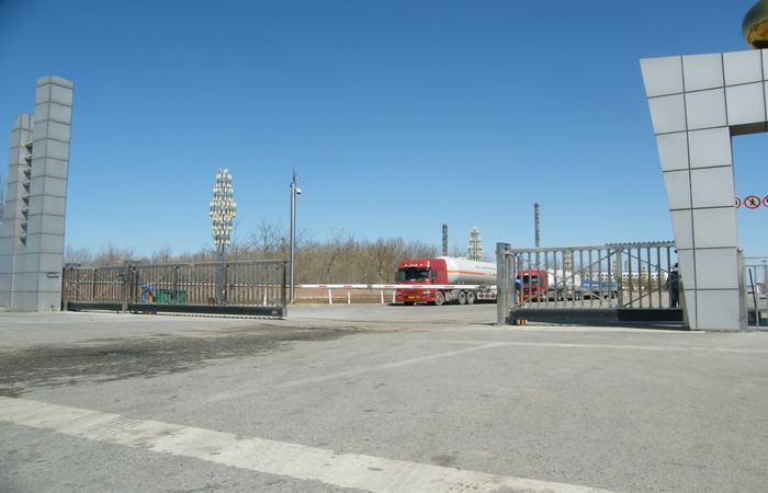 中國(guó)兵器工業(yè)集團(tuán)遼寧華錦化工（集團(tuán)）有限責(zé)任公司智能無(wú)軌懸浮門工程案例 - 中出網(wǎng)-智能出入口與停車充電門戶