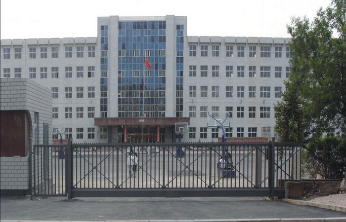 長(zhǎng)春市第一五三中學(xué)智能無(wú)軌懸浮門(mén)工程案例 - 中出網(wǎng)-智能出入口與停車(chē)充電門(mén)戶(hù)