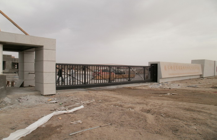 新疆圖木舒克市前海棉紡織有限責任公司智能無軌懸浮門工程案例 - 中出網(wǎng)-智能出入口與停車充電門戶