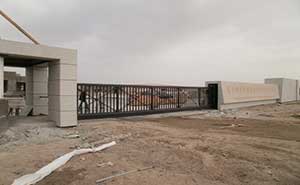 新疆圖木舒克市前海棉紡織有限責(zé)任公司智能無軌懸浮門工程案例 - 中出網(wǎng)-智能出入口與停車充電門戶