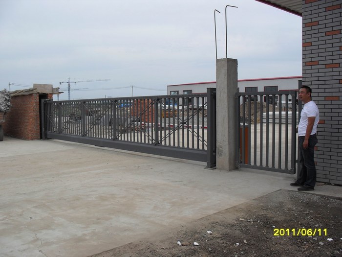 長春市金星裝飾材料有限公司智能無軌懸浮門工程案例 - 中出網(wǎng)-智能出入口與停車充電門戶