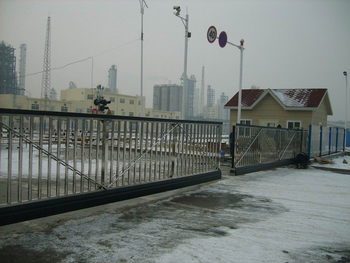 中國(guó)兵器工團(tuán)（遼寧華錦化工集團(tuán)）有限公司智能無(wú)軌懸浮門(mén)工程案例 - 中出網(wǎng)-智能出入口與停車(chē)充電門(mén)戶(hù)