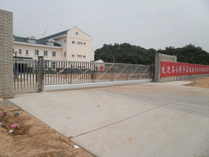 江西省水電工程局老爺廟風(fēng)電場智能無軌懸浮門工程案例 - 中出網(wǎng)-智能出入口與停車充電門戶