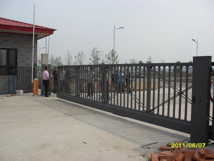 長(zhǎng)春市金星裝飾材料有限公司智能無(wú)軌懸浮門工程案例 - 中出網(wǎng)-智能出入口與停車充電門戶