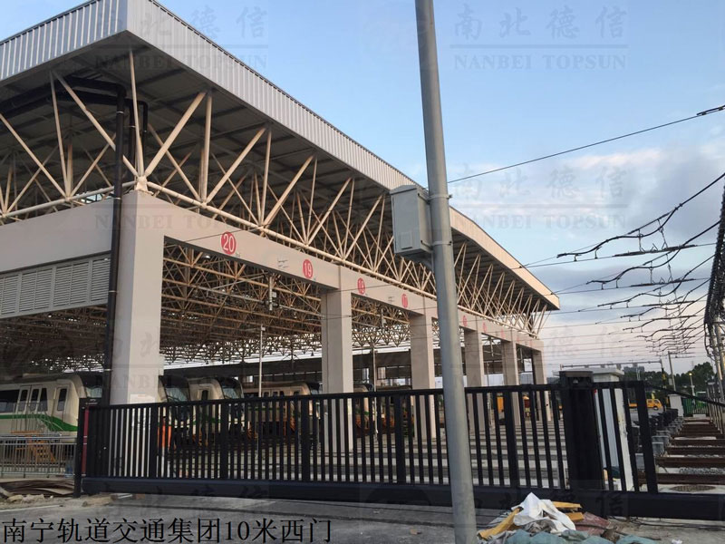 南寧軌道交通集團10米西門（1）智能安全伸縮平移門工程案例 - 中出網-智能出入口與停車充電門戶
