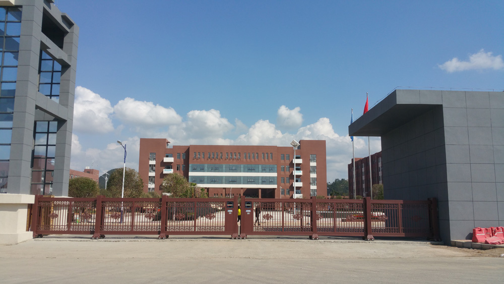 貴航高級技工學(xué)校-(24)智能安全伸縮平移門工程案例 - 中出網(wǎng)-智能出入口與停車充電門戶