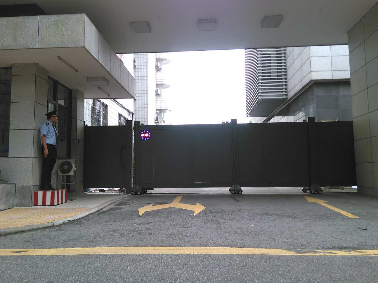 廣東建筑文化遺產(chǎn)保護(hù)園（廣州合群二路）智能安全伸縮平移門工程案例 - 中出網(wǎng)-智能出入口與停車充電門戶