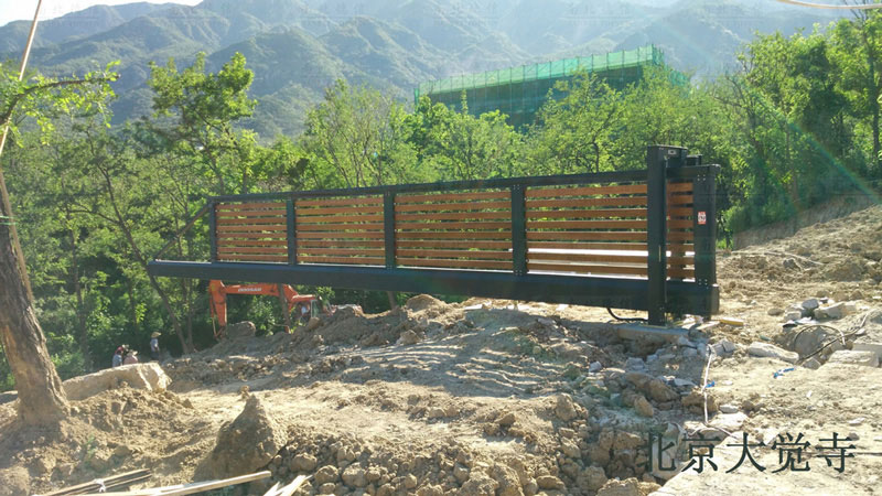 北京大覺寺智能安全伸縮平移門工程案例 - 中出網(wǎng)-智能出入口與停車充電門戶