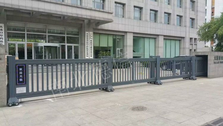 大連市食品藥品監(jiān)督管理局智能安全伸縮平移門工程案例 - 中出網(wǎng)-智能出入口與停車充電門戶