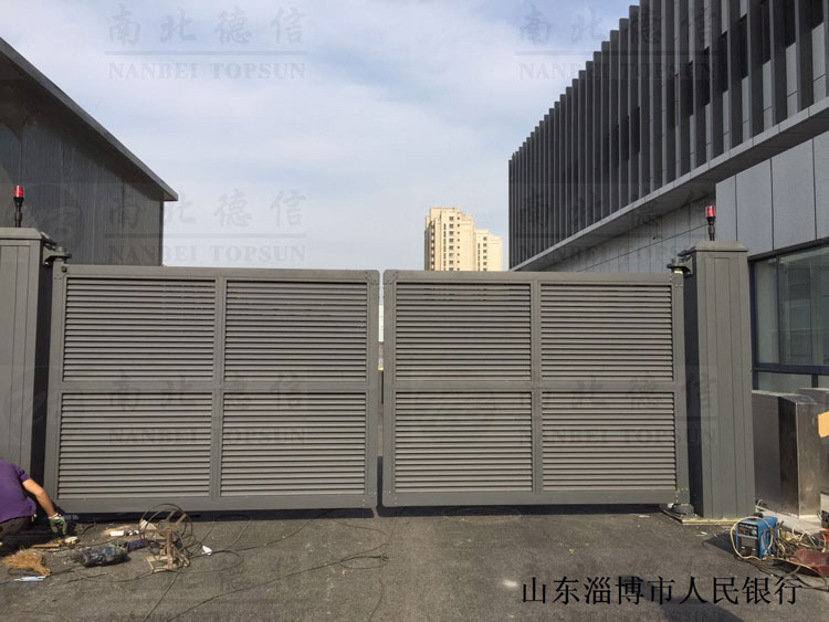 山東淄博市人民銀行開泰LB智能平開門工程案例 - 中出網(wǎng)-智能出入口與停車充電門戶