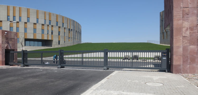 上海同濟(jì)海洋大學(xué)智能安全伸縮平移門工程案例 - 中出網(wǎng)-智能出入口與停車充電門戶