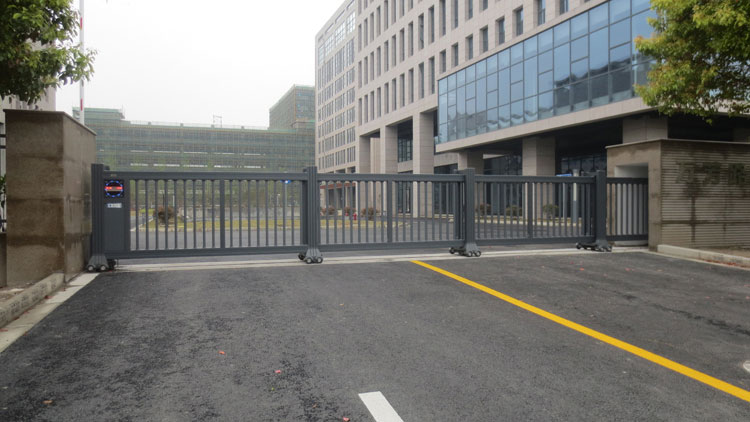上海松萬(wàn)機(jī)械有限公司智能安全伸縮平移門工程案例 - 中出網(wǎng)-智能出入口與停車充電門戶