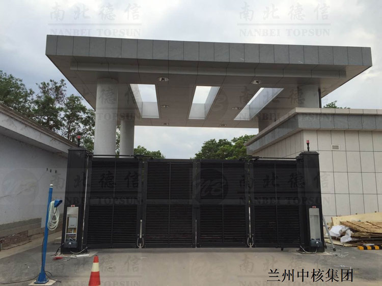 蘭州中核集團(tuán)1智能懸折門工程案例 - 中出網(wǎng)-智能出入口與停車充電門戶