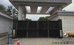 蘭州中核集團(tuán)1智能懸折門工程案例 - 中出網(wǎng)-智能出入口與停車充電門戶