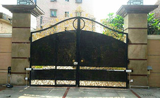 百勝平開門機成功安裝于某高檔花園別墅 - 中出網(wǎng)-智能出入口與停車充電門戶