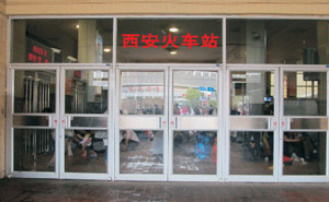 西安火車(chē)站肯德基門(mén)案例 - 中出網(wǎng)-智能出入口與停車(chē)充電門(mén)戶(hù)