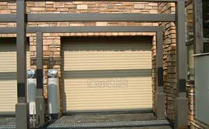 水映長(zhǎng)島車(chē)庫(kù)門(mén)案例 - 中出網(wǎng)-智能出入口與停車(chē)充電門(mén)戶(hù)