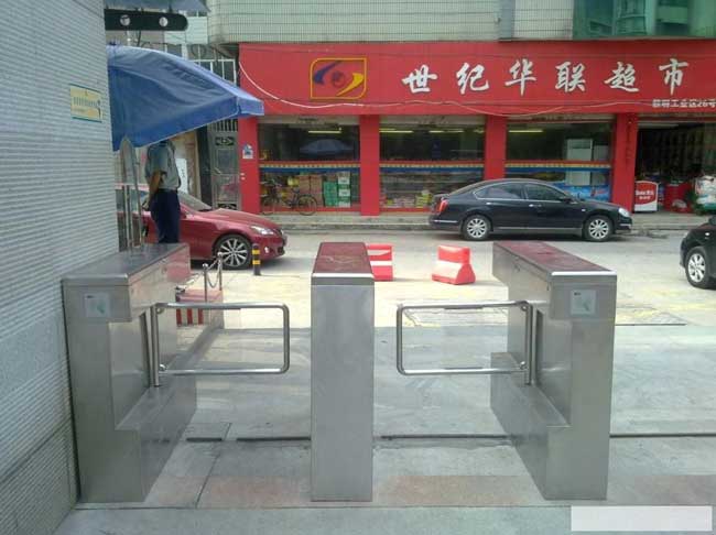 溫州黎明工業(yè)區(qū)26號(hào)對(duì)面世紀(jì)華聯(lián)超市通道閘案例 - 中出網(wǎng)-智能出入口與停車充電門戶
