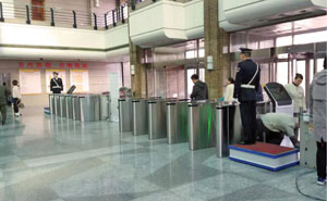 遼寧廣播電視臺(tái)企業(yè)一卡通二期項(xiàng)目通道閘案例 - 中出網(wǎng)-智能出入口與停車充電門戶