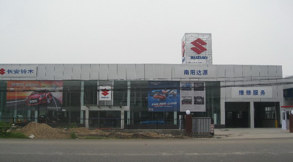 南陽達(dá)源長安鈴木4S店伸縮門案例 - 中出網(wǎng)-智能出入口與停車充電門戶