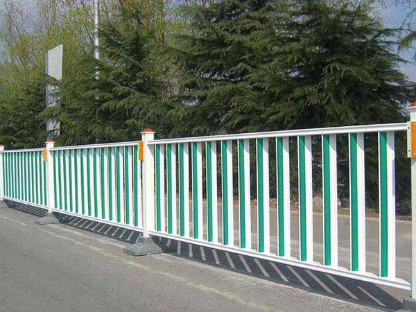 道路隔離護(hù)欄4