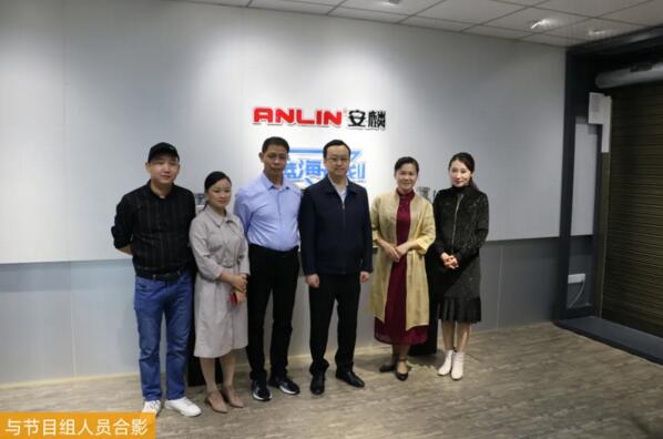 與節(jié)目組人員合影