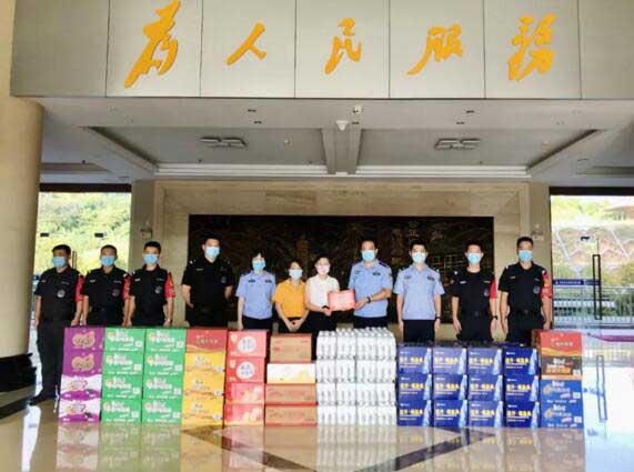 安麟向區(qū)公安局捐贈(zèng)了一批防疫物資