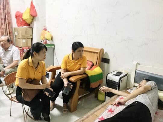 安麟工會(huì)主席張小敏及售后部經(jīng)理魏燕代表公司到家中探望慰問