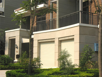 深圳圣莫麗斯花園別墅車庫(kù)門案例 - 中出網(wǎng)-智能出入口與停車充電門戶