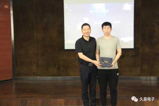 滿5年員工頒發(fā)紀念禮物