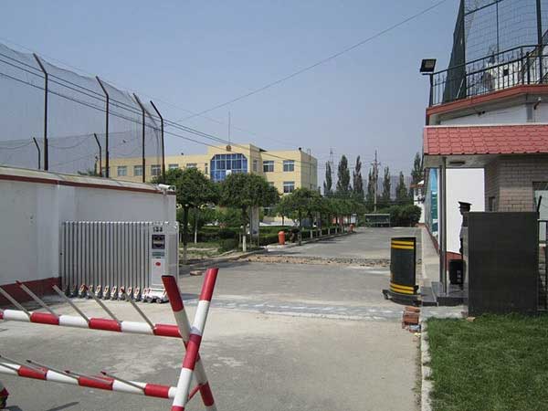 鞍山月明山監(jiān)獄伸縮門案例 - 中出網(wǎng)-智能出入口與停車充電門戶