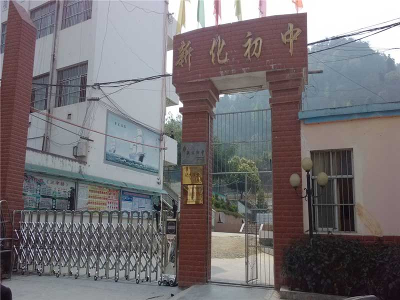 百色新化中學電動伸縮門案例 - 中出網(wǎng)-智能出入口與停車充電門戶