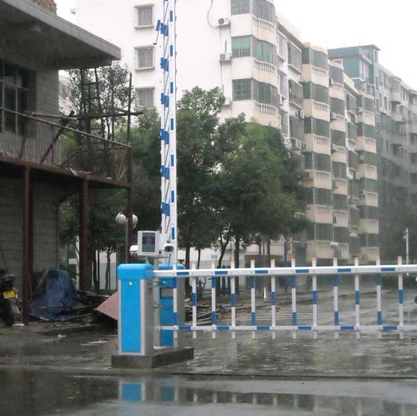 耒陽金泰小區(qū)通道閘案例 - 中出網(wǎng)-智能出入口與停車充電門戶