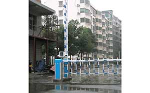 耒陽(yáng)金泰小區(qū)通道閘案例 - 中出網(wǎng)-智能出入口與停車(chē)充電門(mén)戶(hù)
