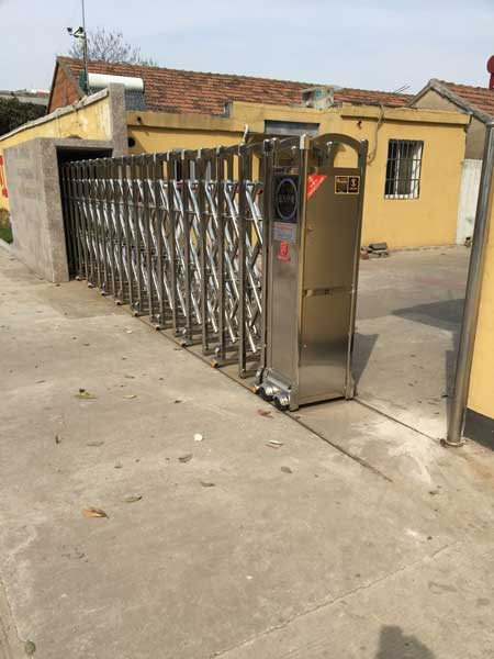 73578水上部隊(duì)伸縮門案例 - 中出網(wǎng)-智能出入口與停車充電門戶