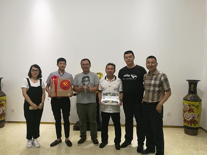 2017年耐維思對優(yōu)秀經(jīng)銷商進行獎杯授權